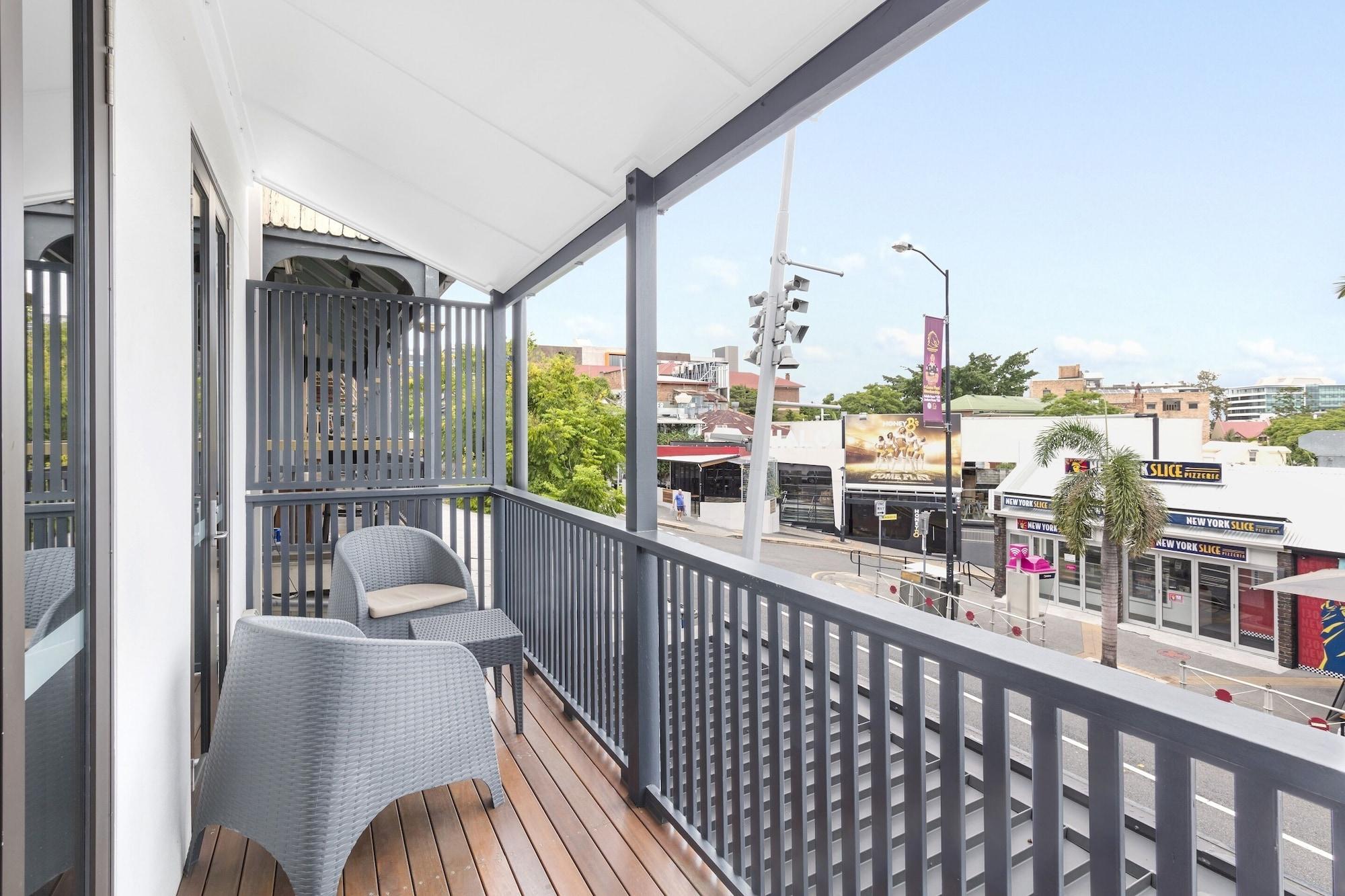בריסביין The Beetson Hotel מראה חיצוני תמונה Balcony of a typical apartment
